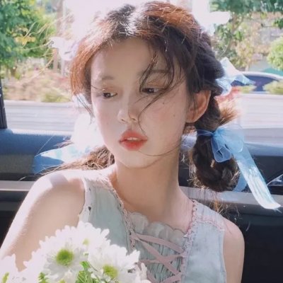 给小酒馆女子喝高杯酒